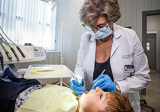 La doctora María Corral atiende a un pequeño paciente.