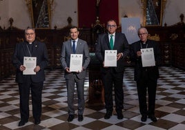 Firma del convenio en la Catedral de Granada.