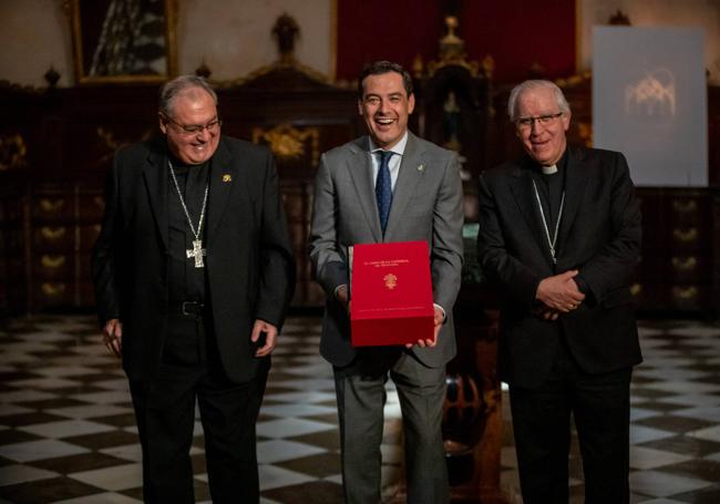 El arzobispo de Granada regaló a Moreno Bonilla una colección de libros sobre la Catedral.