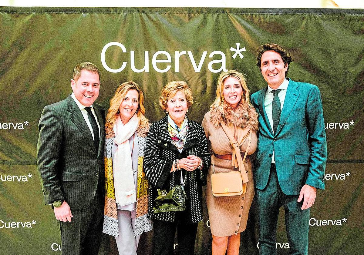 Imagen principal - Josefina Valdivia rodeada de sus hijos Gerardo, María José, Mónica e Ignacio | Unos jóvenes Ignacio y Gerardo con su padre, Gerado Cuerva Vallet | José Cuerva, el fundador de la saga empresarial granadina