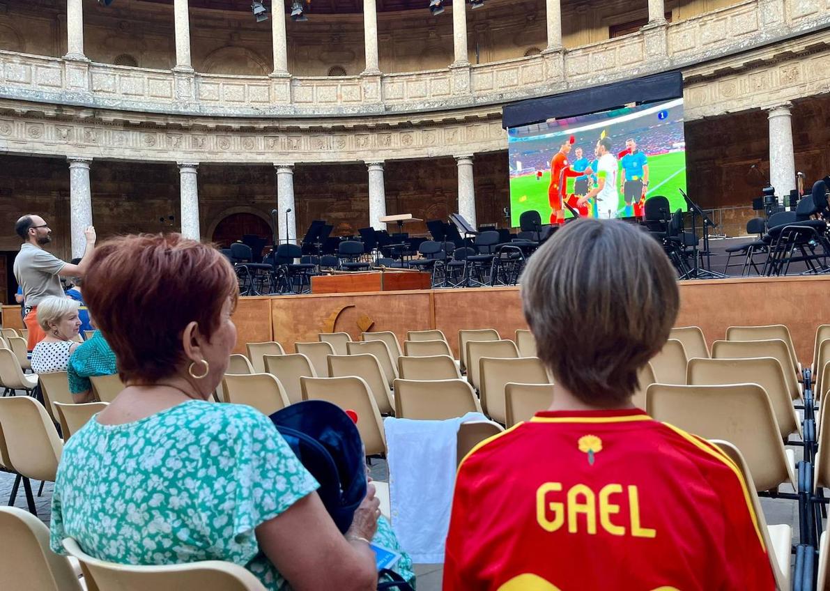 Imagen secundaria 1 - La noche de fútbol, Gael y el JOVEN director de la orquesta. 