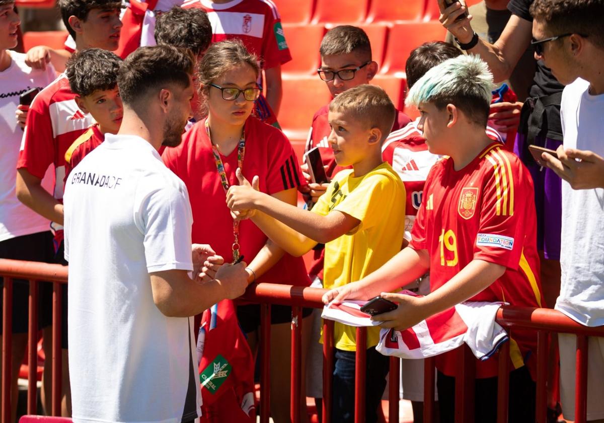 Luca Zidane saluda a los aficionados que acudieron a darle la bienvenida a su presentación.