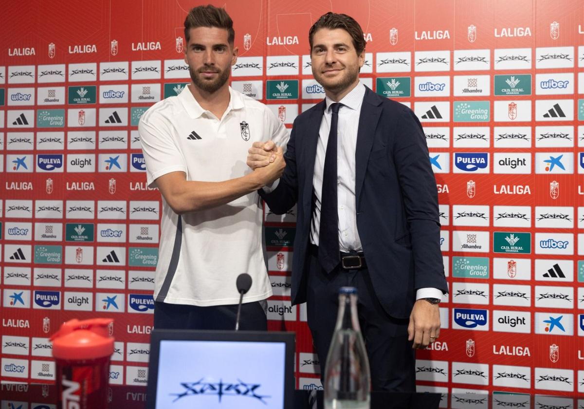 Luca Zidane da la mano al director deportivo del Granada, Matteo Tognozzi, durante su presentación.