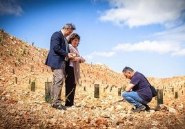 El delegado Gumersindo Fernández, con la jefa de servicio y el geólogo Miugle Ángel Fernández en a la vieja mina restaurada en la Sierra de Parapanda.