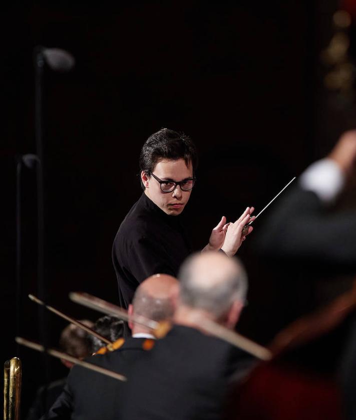 Imagen secundaria 2 - La noche de fútbol, Gael y el JOVEN director de la orquesta. 