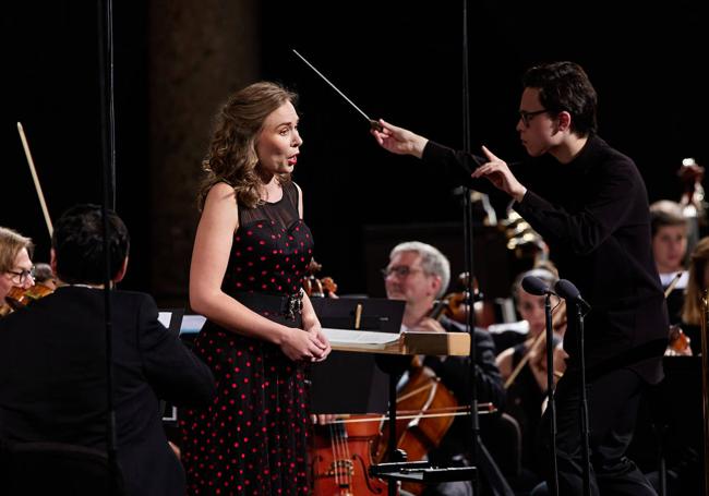 La soprano Elsa Dreising y el director, Tarmo Peltokoski.