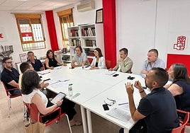 Reunión del PSOE con representantes de los sindicatos.