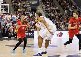 Pere Tomàs arma un tiro ante el Real Madrid.