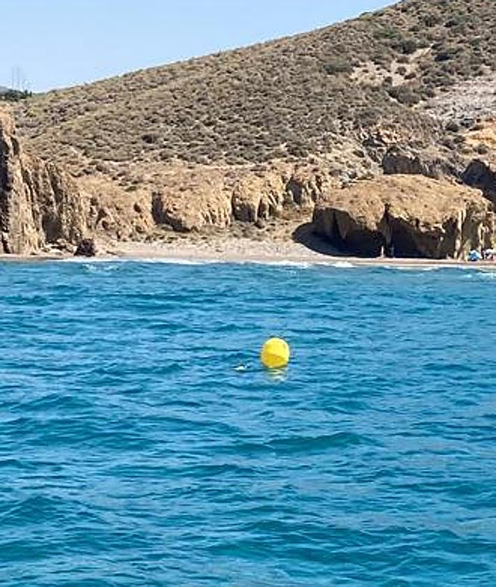 Imagen secundaria 2 - Instalan un centenar de boyas en Cabo de Gata para alejar los barcos del litoral