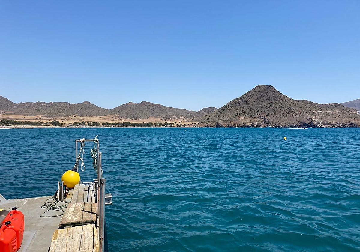 Instalan un centenar de boyas en Cabo de Gata para alejar los barcos del litoral