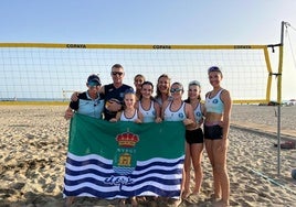 La edil de Deportes felicita al equipo femenino de vóley playa Ulemu Poniente por su clasificación para el campeonato de España