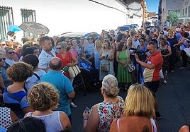Vecinos durante la protesta por el cementerio, en Bailén.