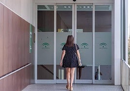 Una paciente entrando en un centro de salud de la provincia.