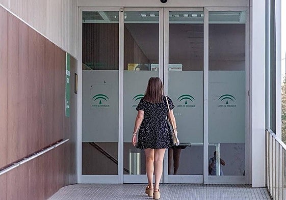 Una paciente entrando en un centro de salud de la provincia.