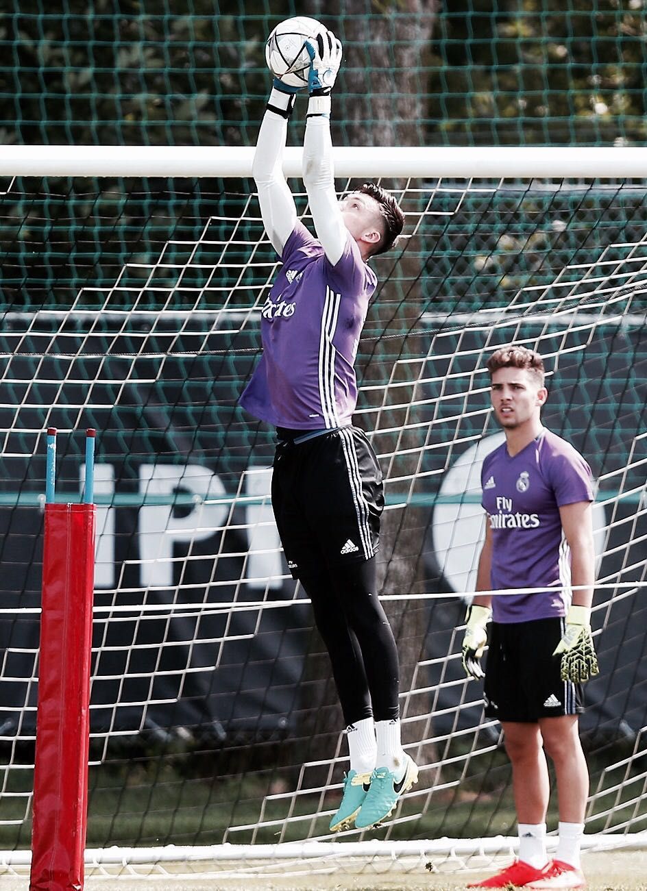 Álex Craninx atrapa un balón ante Luca Zidane.