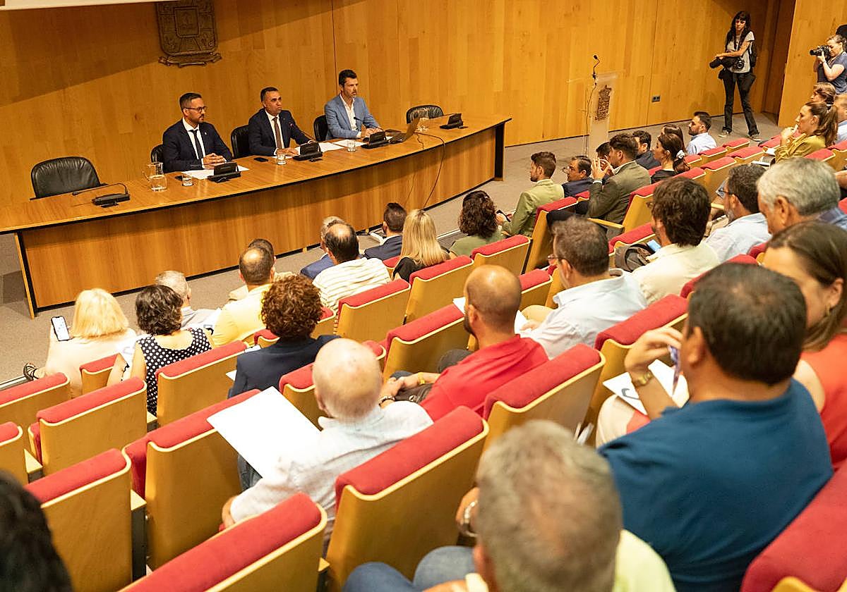 Reunión de alcaldes de los municipios que se han sumado a este servicio.