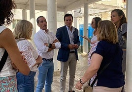 El delegado de Educación habla y el alcalde, con colectivos, en el colegio Ruiz Jiménez.