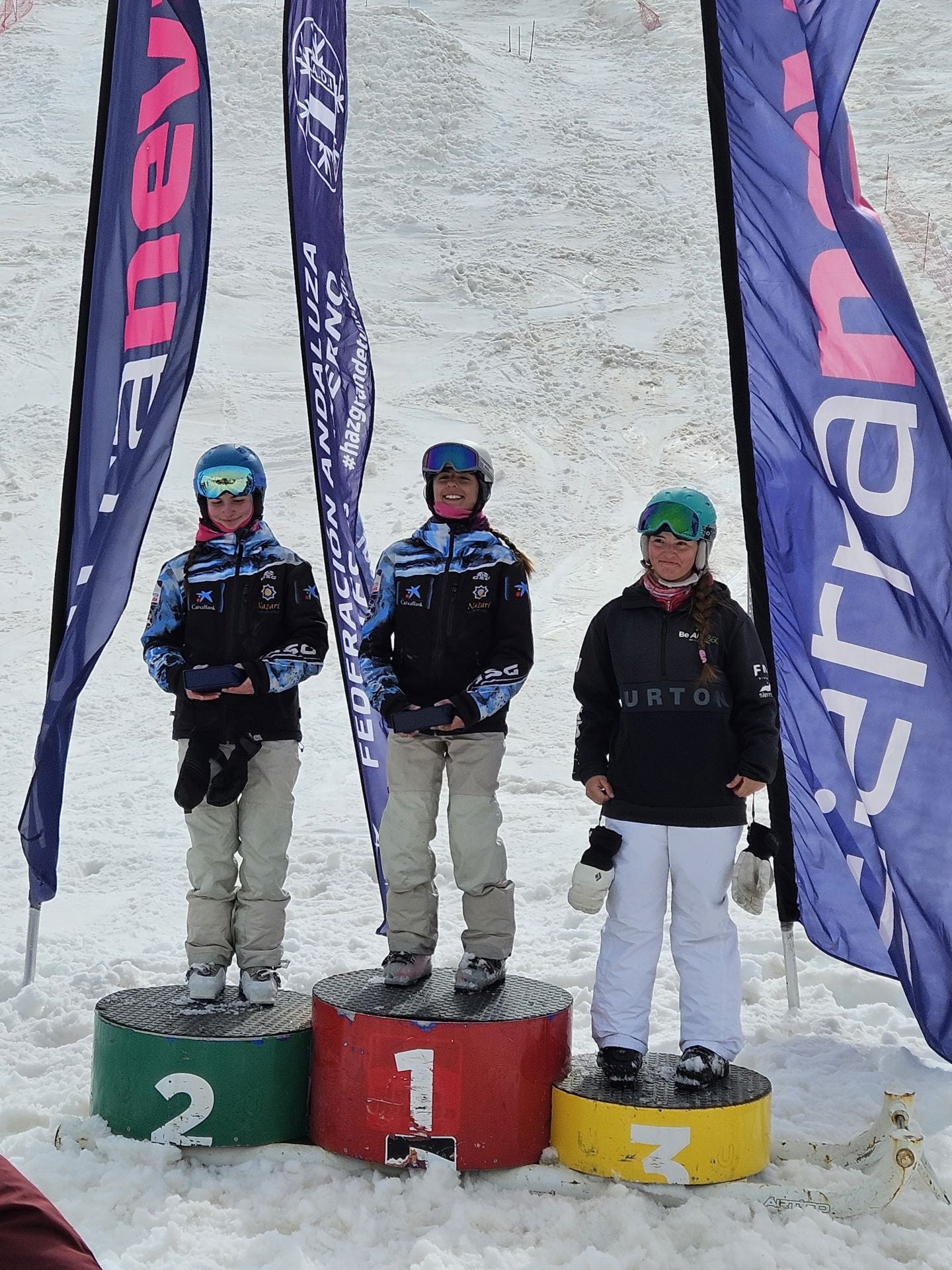 Erika Ruiz, en el centro, celebra su título nacional de baches en Sierra Nevada.