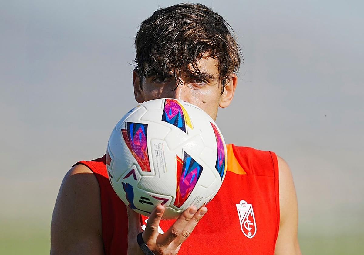 Gonzalo Villar besa un balón durante un entrenamiento del equipo en esta pretemporada.