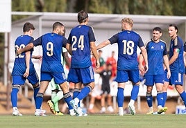 Los futbolistas felicitan a Weissman tras su gol.