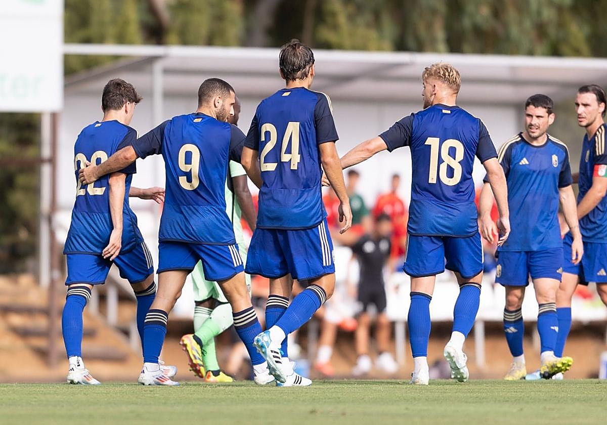Los futbolistas felicitan a Weissman tras su gol.