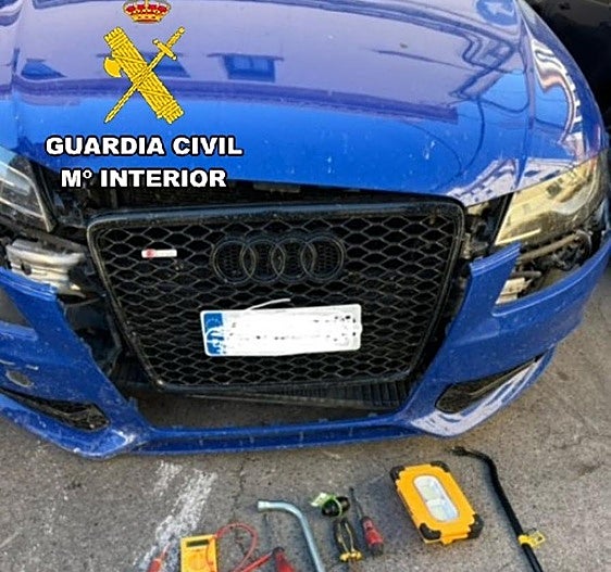 Vehículo en el que el detenido intentó darse a la fuga