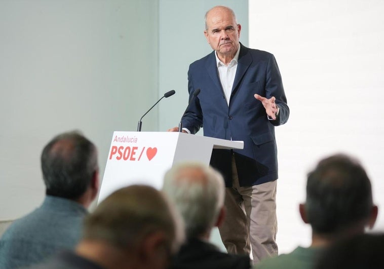 El expresidente de la Junta de Andalucía, Manuel Chaves, durante una rueda de prensa que ha ofrecido en la sede del PSOE-A.