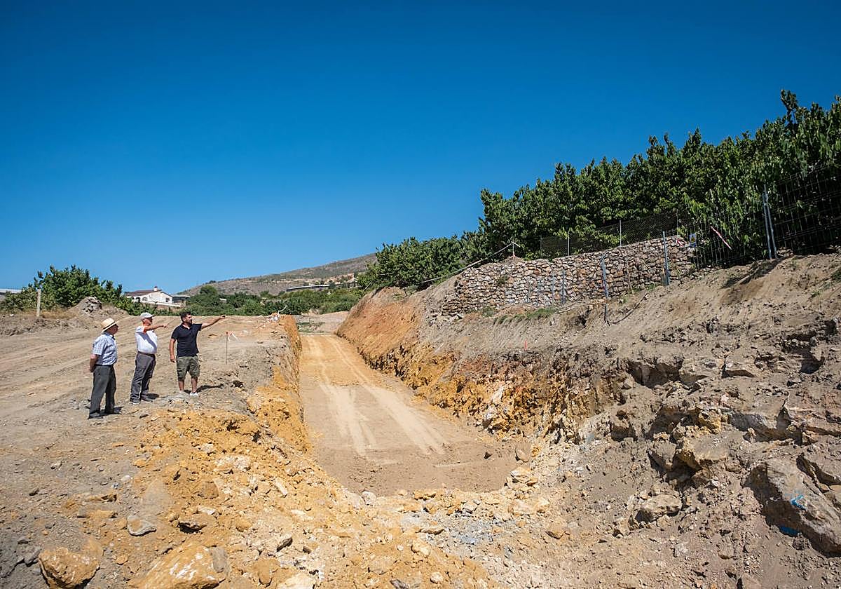 Algunos de los agricultores afectados observan las fincas de Lobres, rebanadas por las obras.