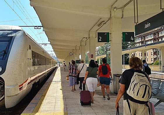 Viajeros en la estación ferroviaria de Jaén.