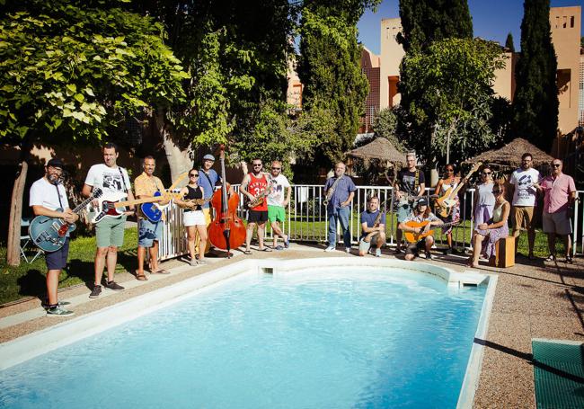 Vecinos y músicos, en la piscina de la urbanización.