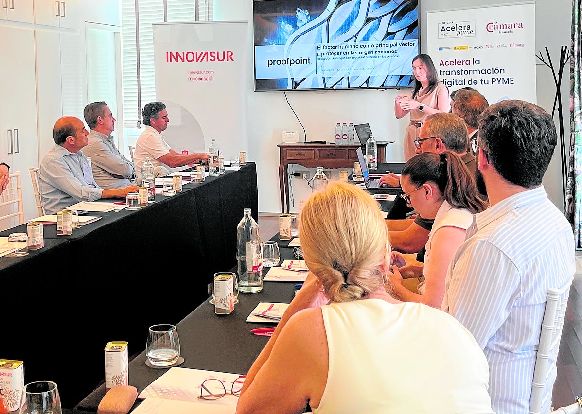 Una de las ponencias en la jornada sobre seguridad digital.