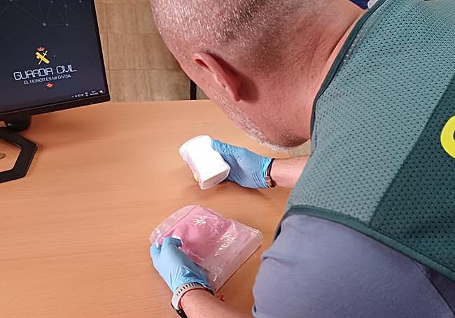 Un agente inspecciona la bolsa.