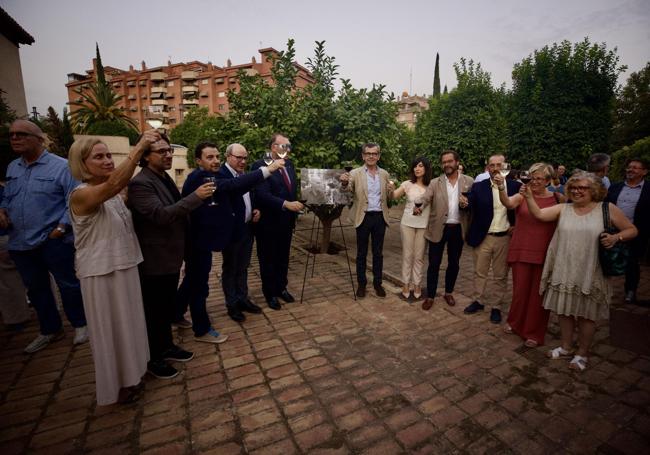 Brindis por la memoria de Carolyn Richmond, junto al limonero en el que reposan sus cenizas.