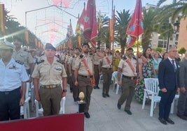 Llegada de los soldados con las banderas.