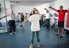 La fisioterapeuta Marta Bailén dirige una de las actividades físicas.