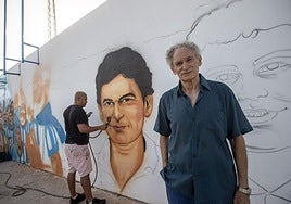 Miguel Novo posa para IDEAL frente al mural que ya decora los aledaños del estadio municipal Escribano Castilla de Motril mientras el grafitero Mario Mazo le retrata de joven.