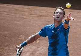 Roberto Carballés sirve ante Thiago Agustín Tirante.