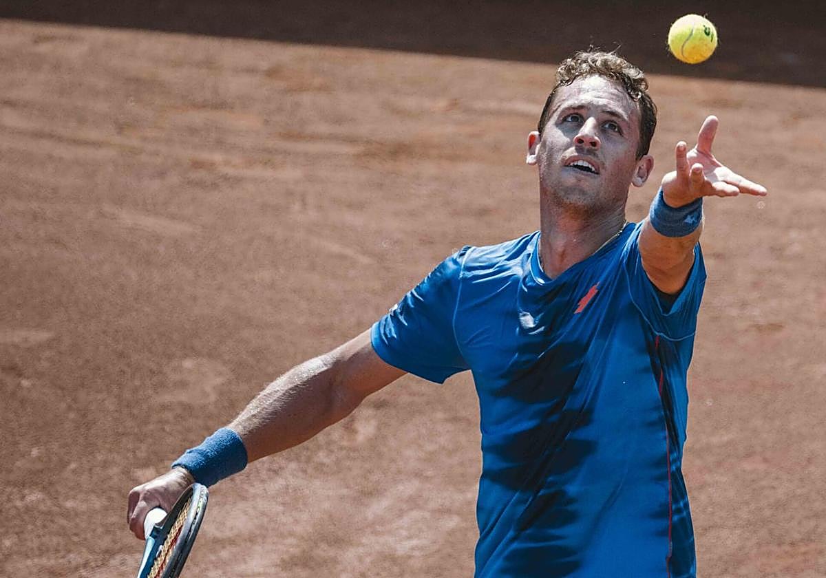 Roberto Carballés sirve ante Thiago Agustín Tirante.