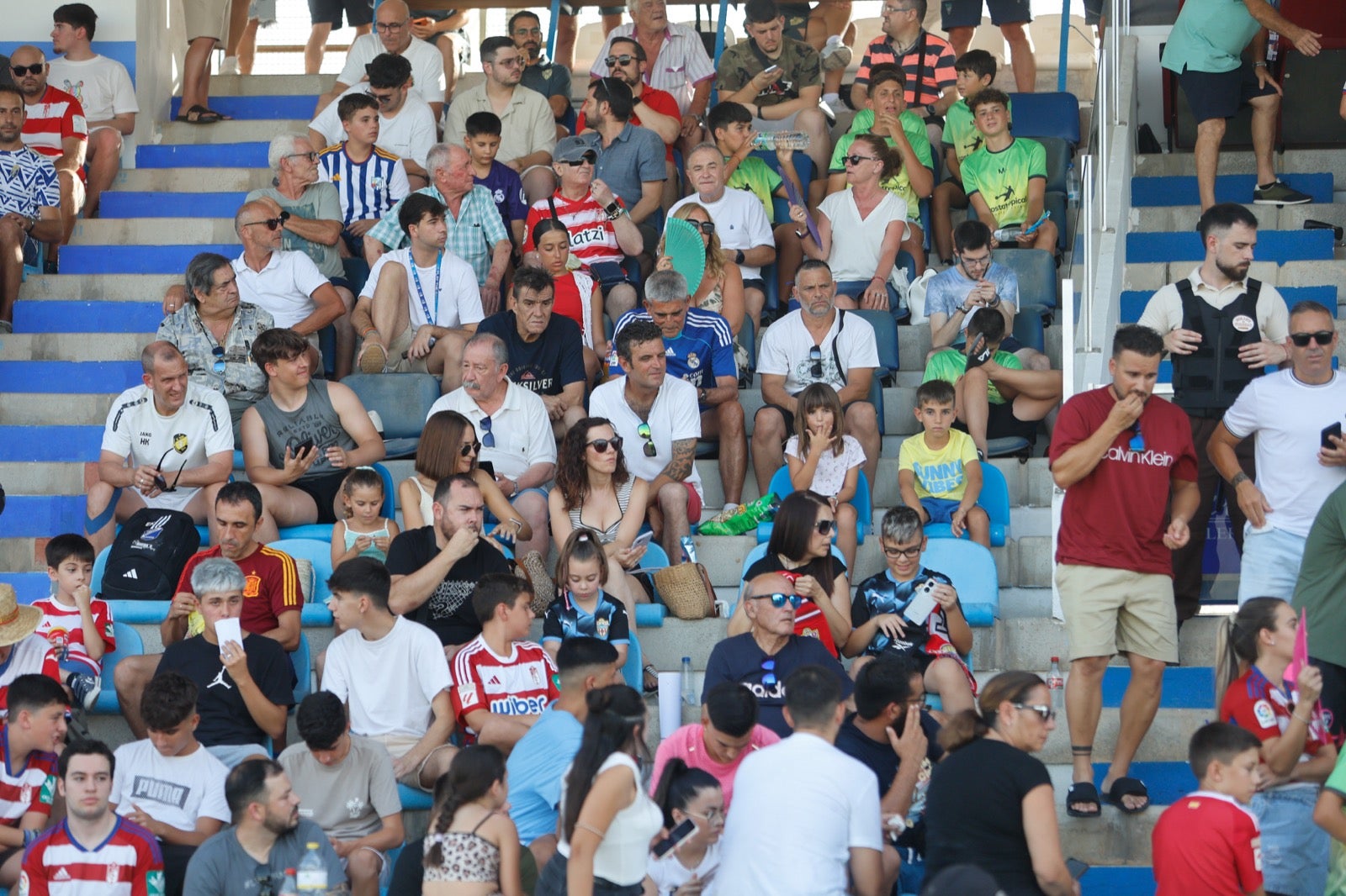 Encuéntrate en la grada durante el Granada-UD Almería