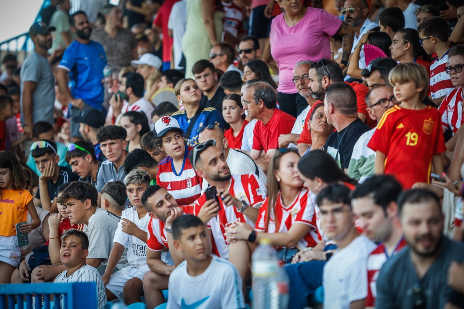 Encuéntrate en la grada durante el Granada-UD Almería