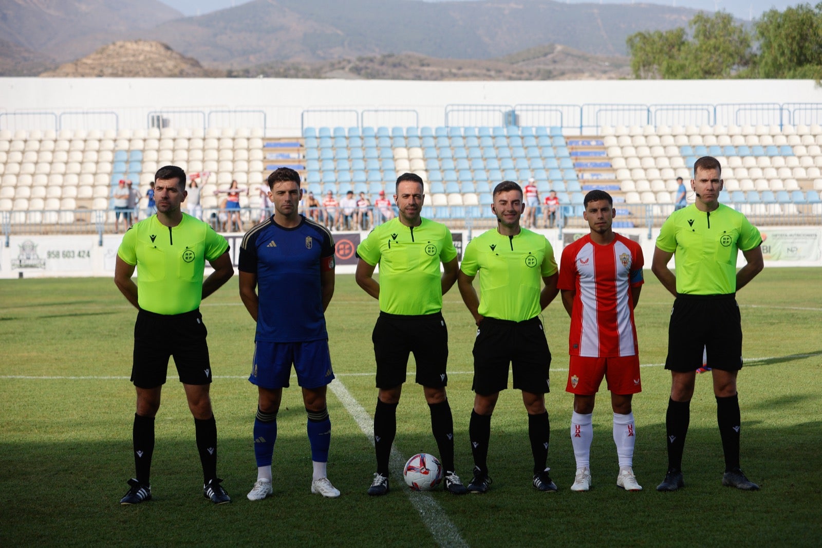 Encuéntrate en la grada durante el Granada-UD Almería