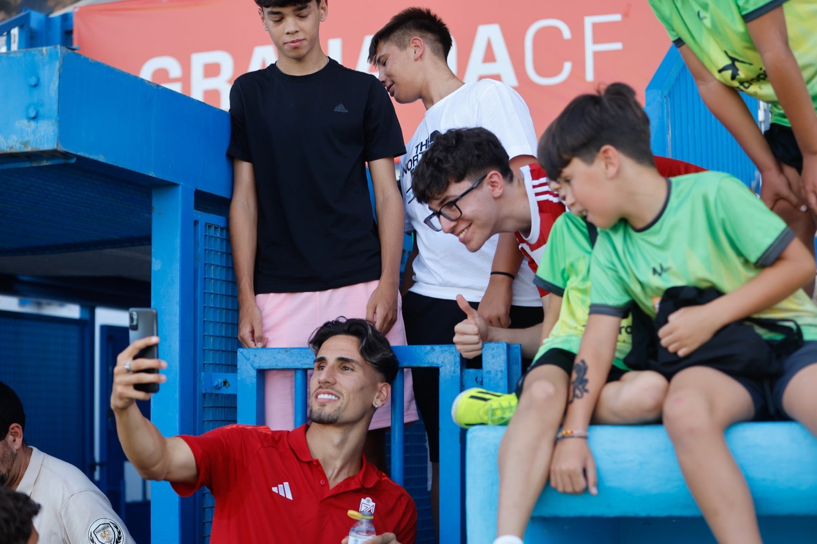 Encuéntrate en la grada durante el Granada-UD Almería