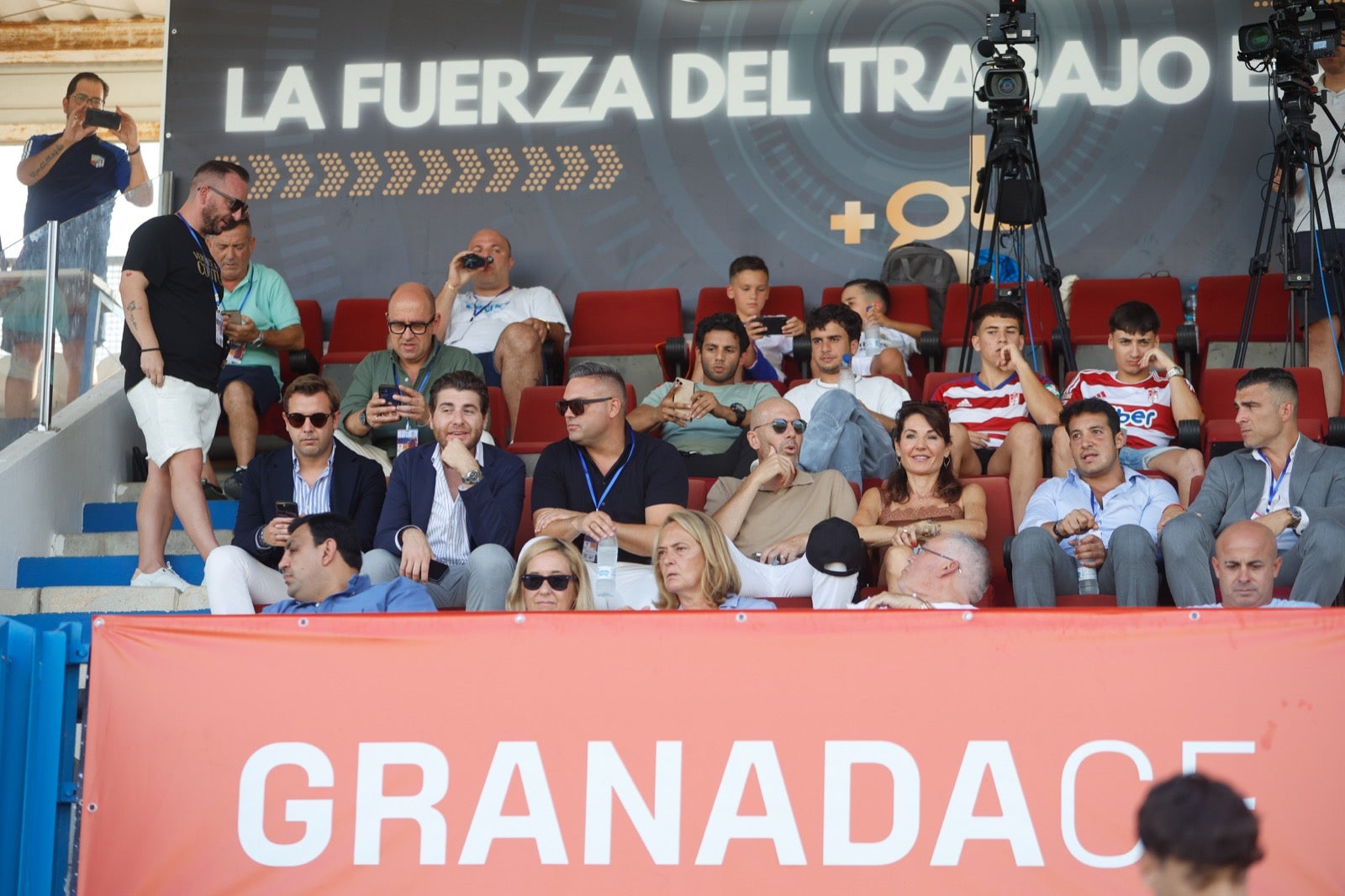 Encuéntrate en la grada durante el Granada-UD Almería