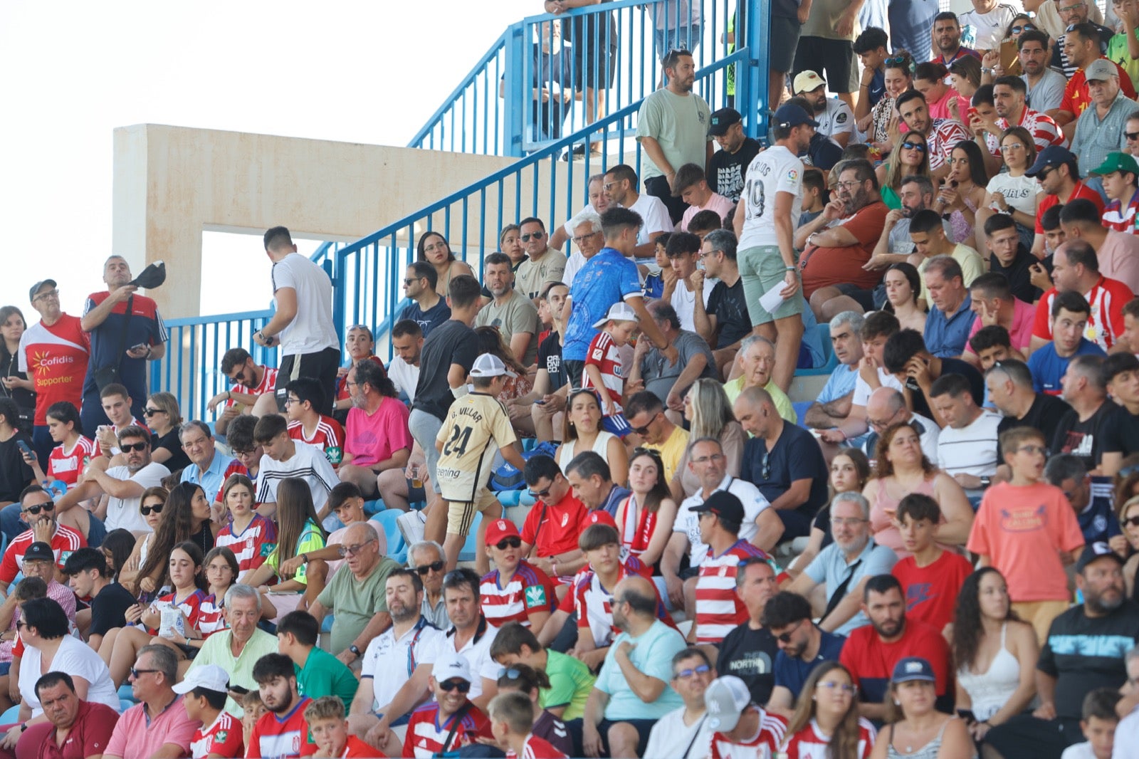 Encuéntrate en la grada durante el Granada-UD Almería