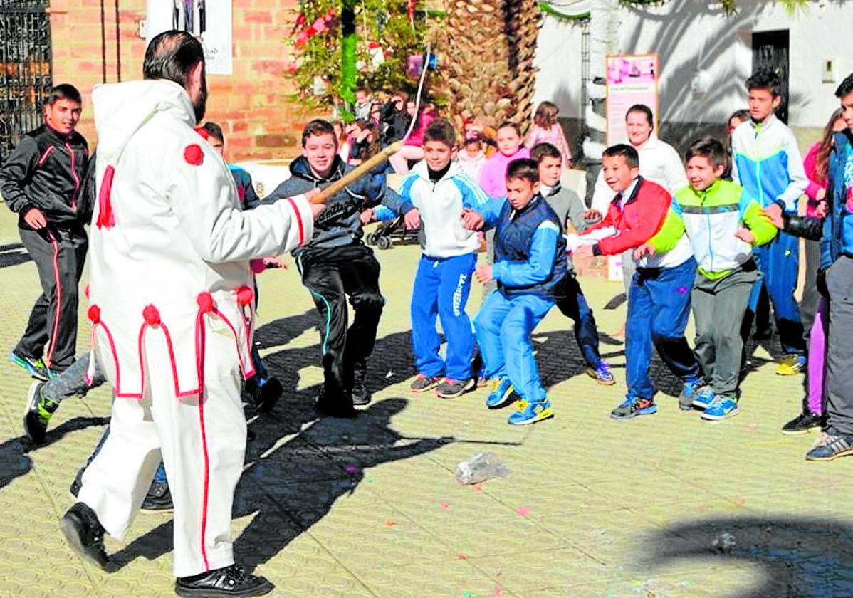 El Pelotero tienta a los niños por las calles de Arquillos.