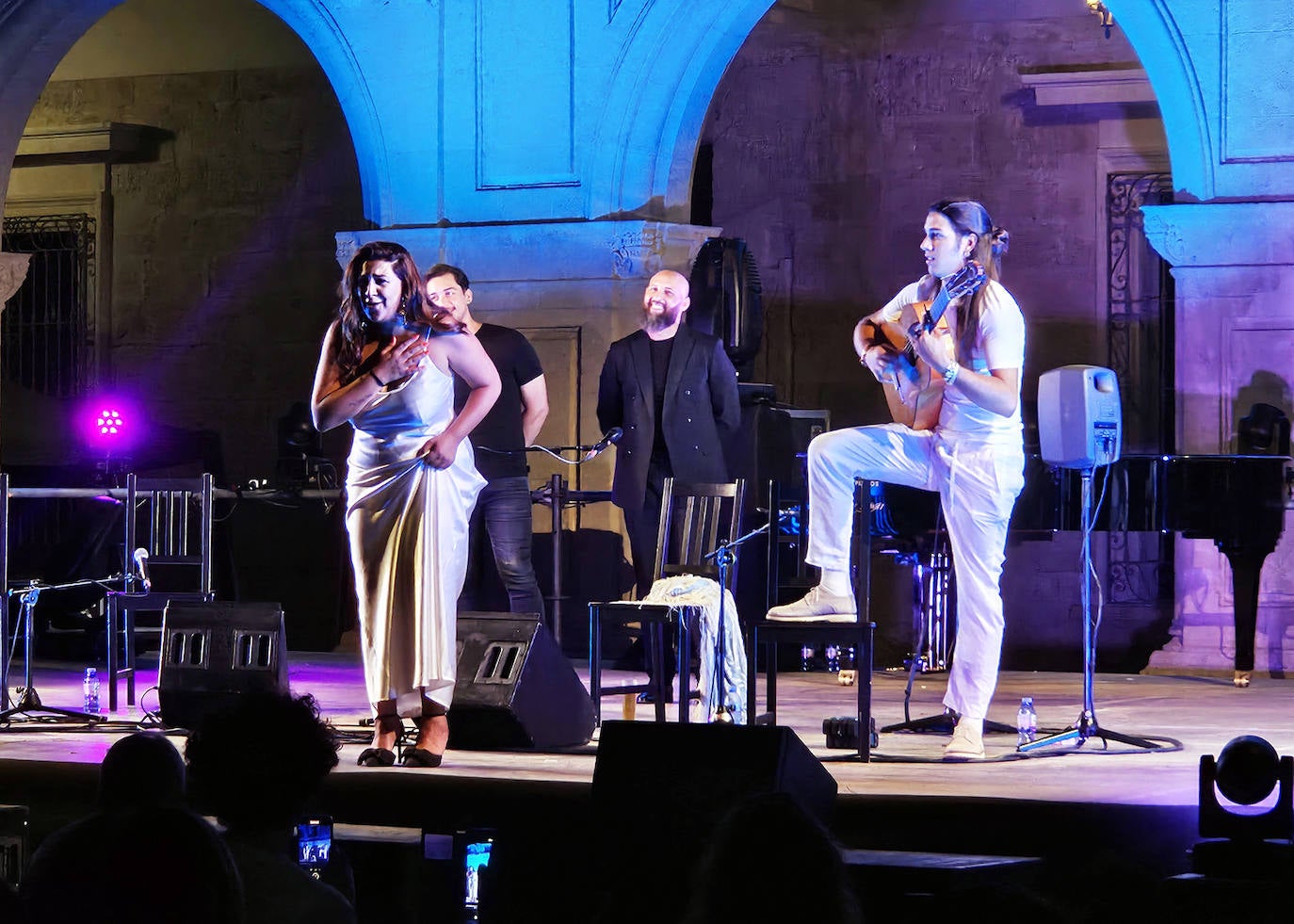 Actuación de Lela Soto en la Plaza Vieja de Almería.