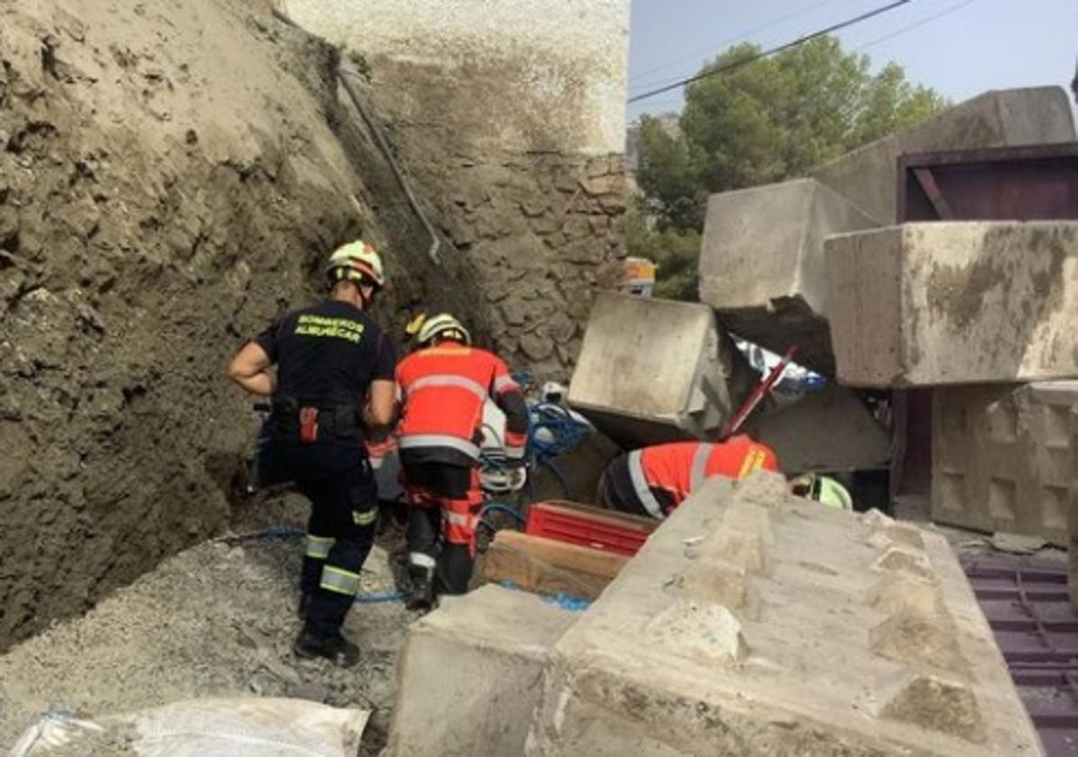 Muere un hombre de 53 años al caerle el muro de hormigón de su casa en Almuñécar.