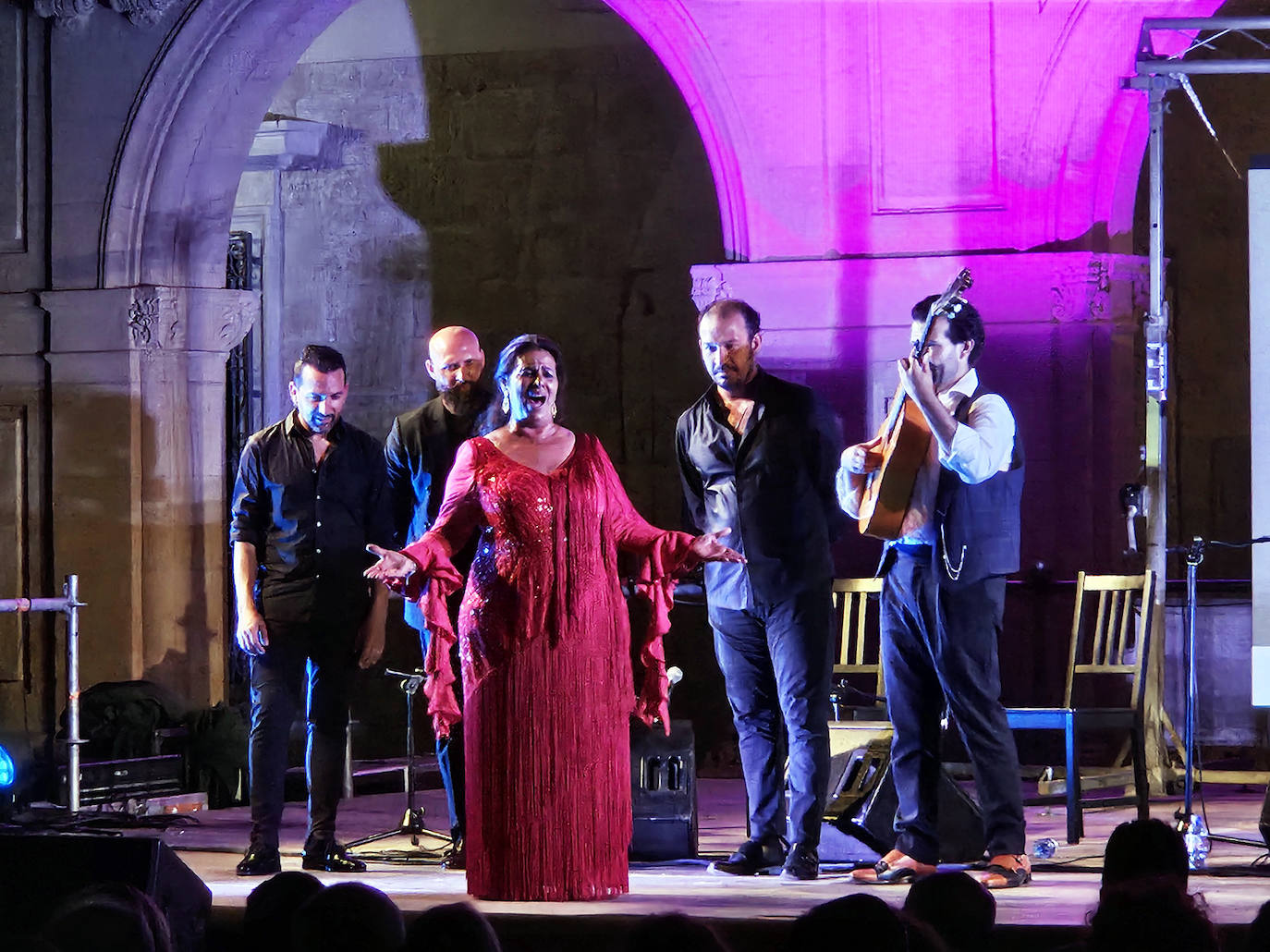 Actuación de Aurora Vargas en la Plaza Vieja.