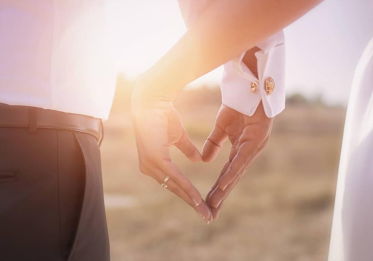 Foto de archivo de una pareja el día de su boda.