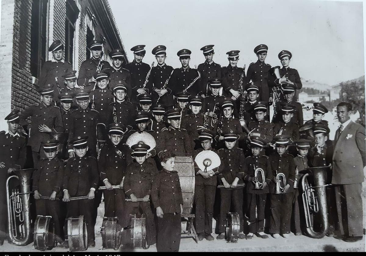 Banda del Ave María con su director, José Ayala.